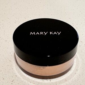 NEW Mary Kay Silky Setting Powder Light-Medium Beige